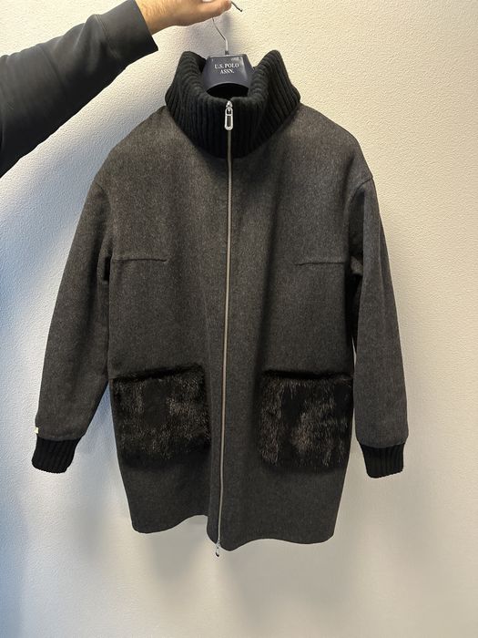 Стильне пальто з альпаки з норковими кишенями