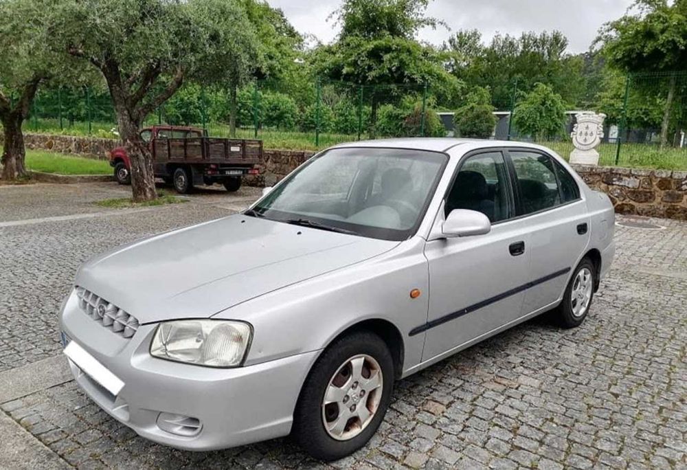 Hyundai Accent 2001 em excelente estado de conservação