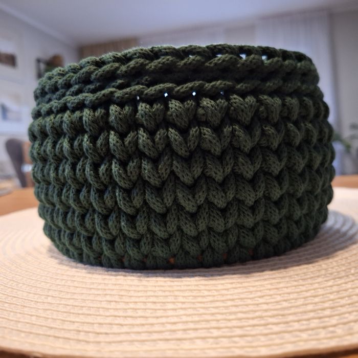 Koszyczek na sklejkowym, stabilnym dnie.