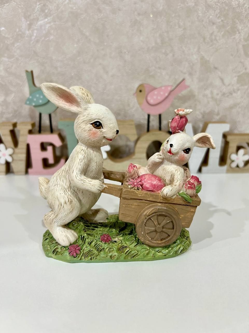 Декоративна статуетка Кролик з тачкою тюльпанов