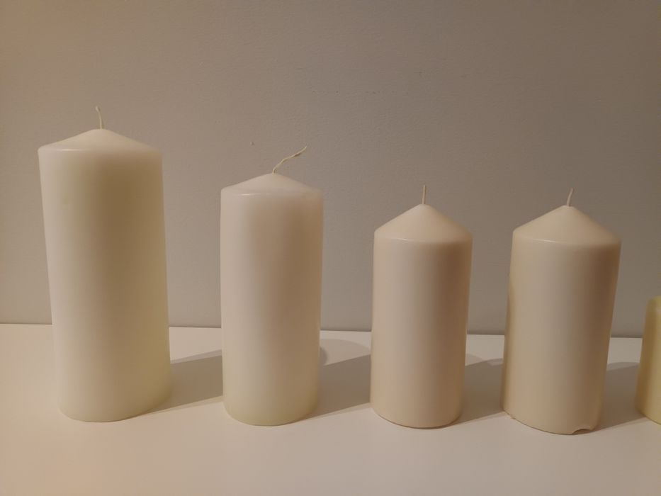 Conjunto de oito velas brancas e creme