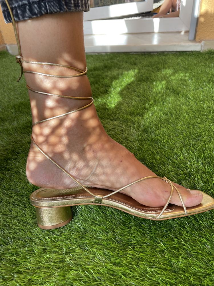 Sandálias douradas salto médio Zara N.40