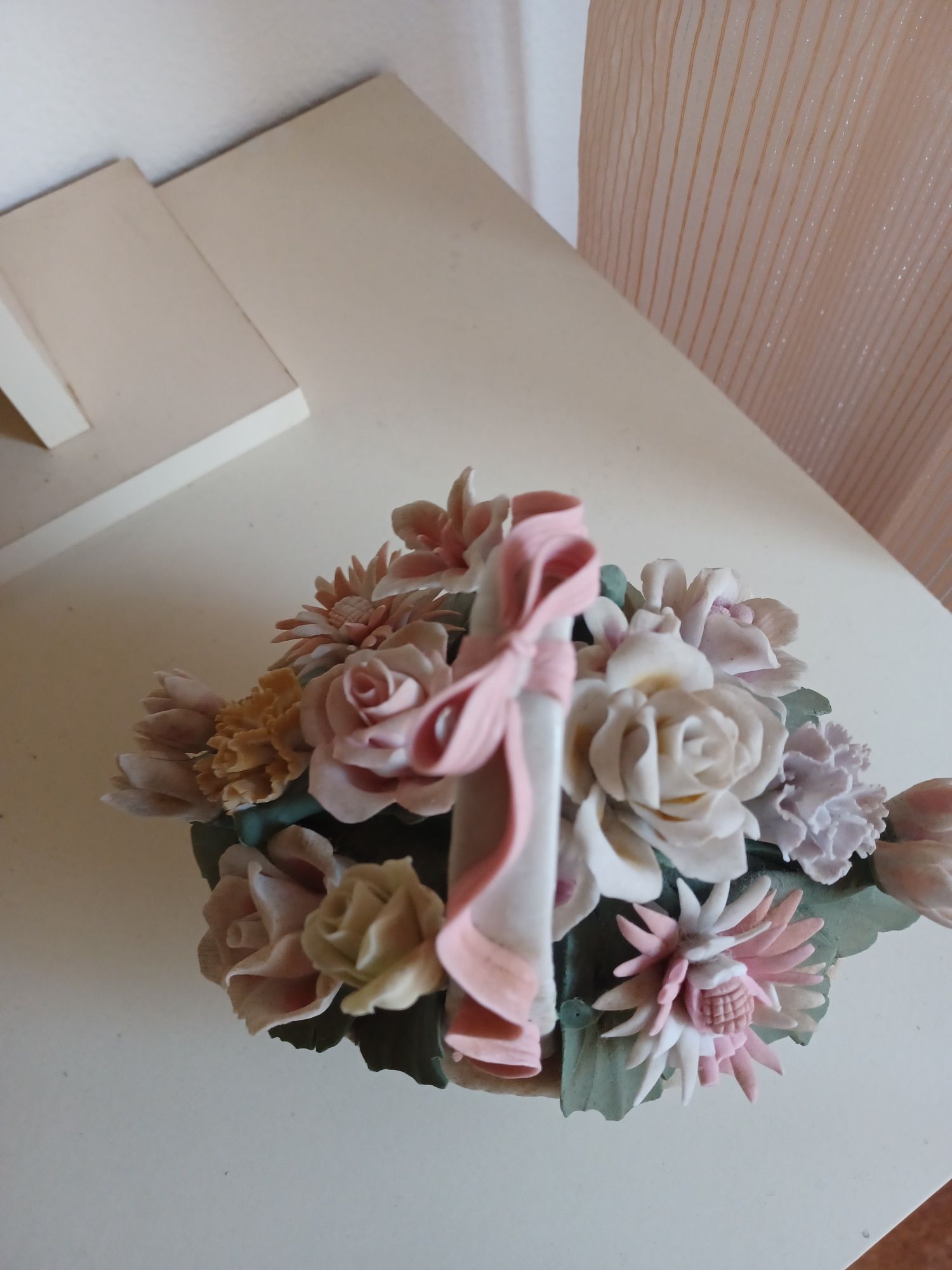 Cesto em loiça com flores coloridas em loiça também. Para decoração
