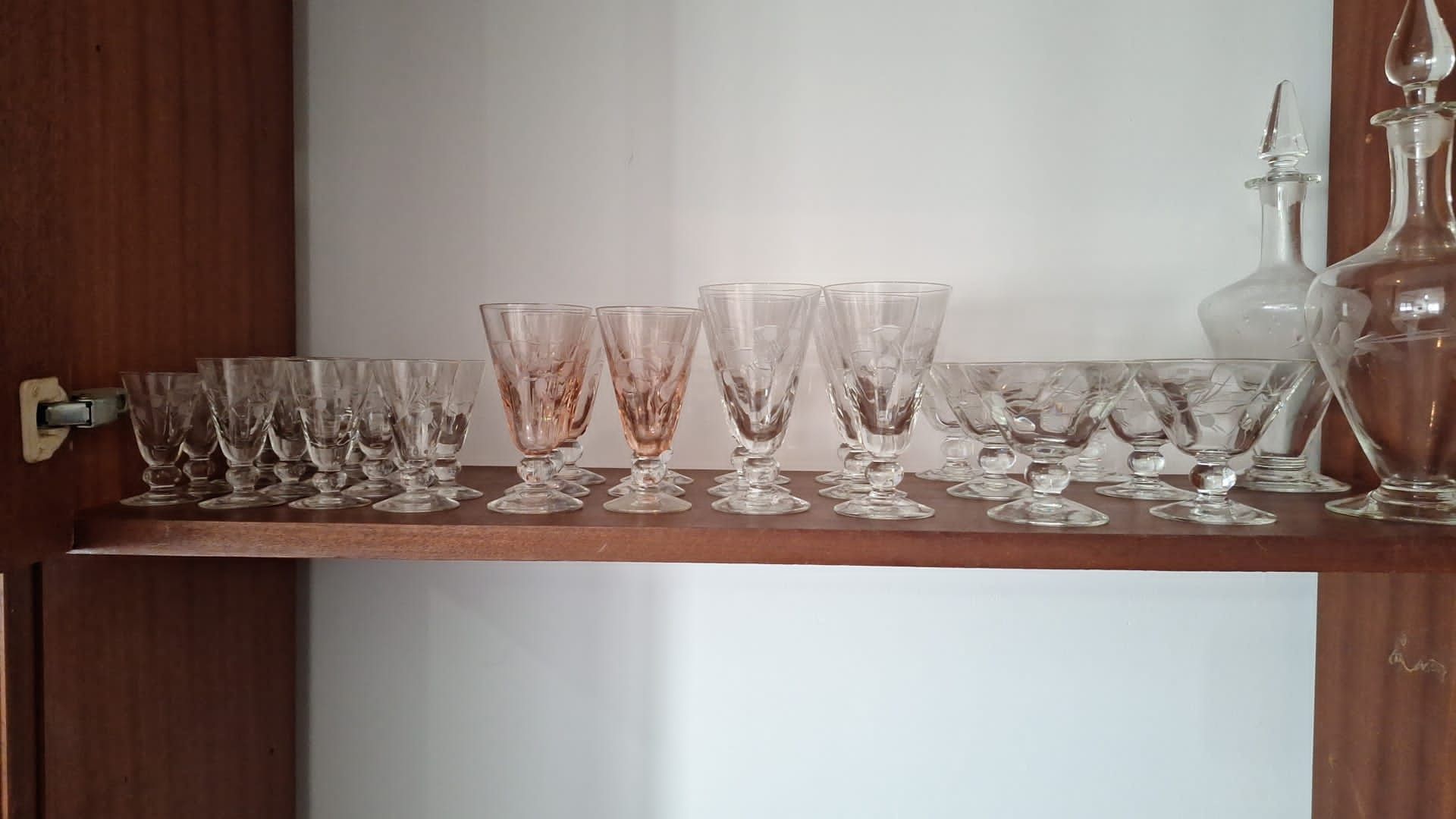 Taças antigas com 2 garrafas