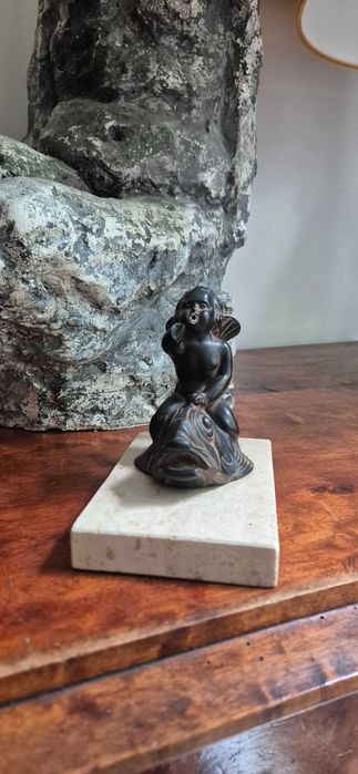 Hiszpańska rzeźba Just Andersen chłopiec z rybą dekor sygnowana antyk