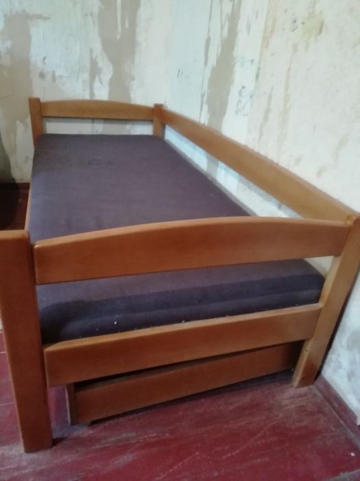 Продаються два ліжка з Матрасами.