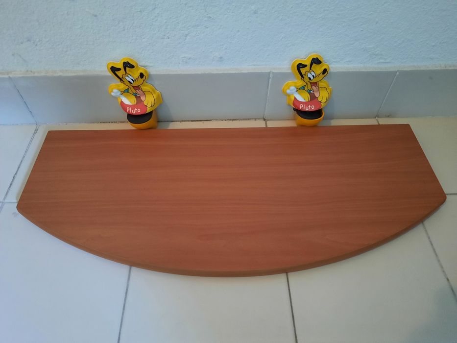 Prateleira de madeira- criança-pluto