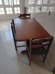 Mesa e cadeiras em bom estado