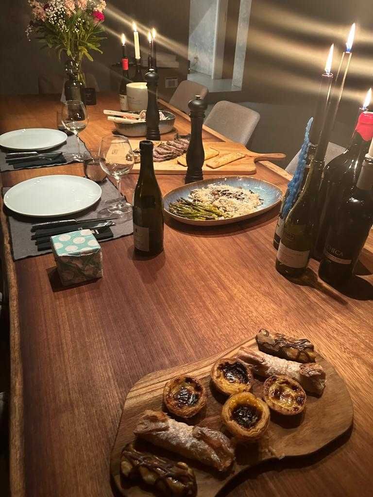 Mesa em madeira maciça rústica,borda o vivo.Rustic solid wood table
