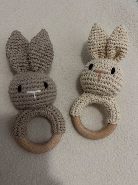 Брязкальце / іграшка вʼязана зайчик