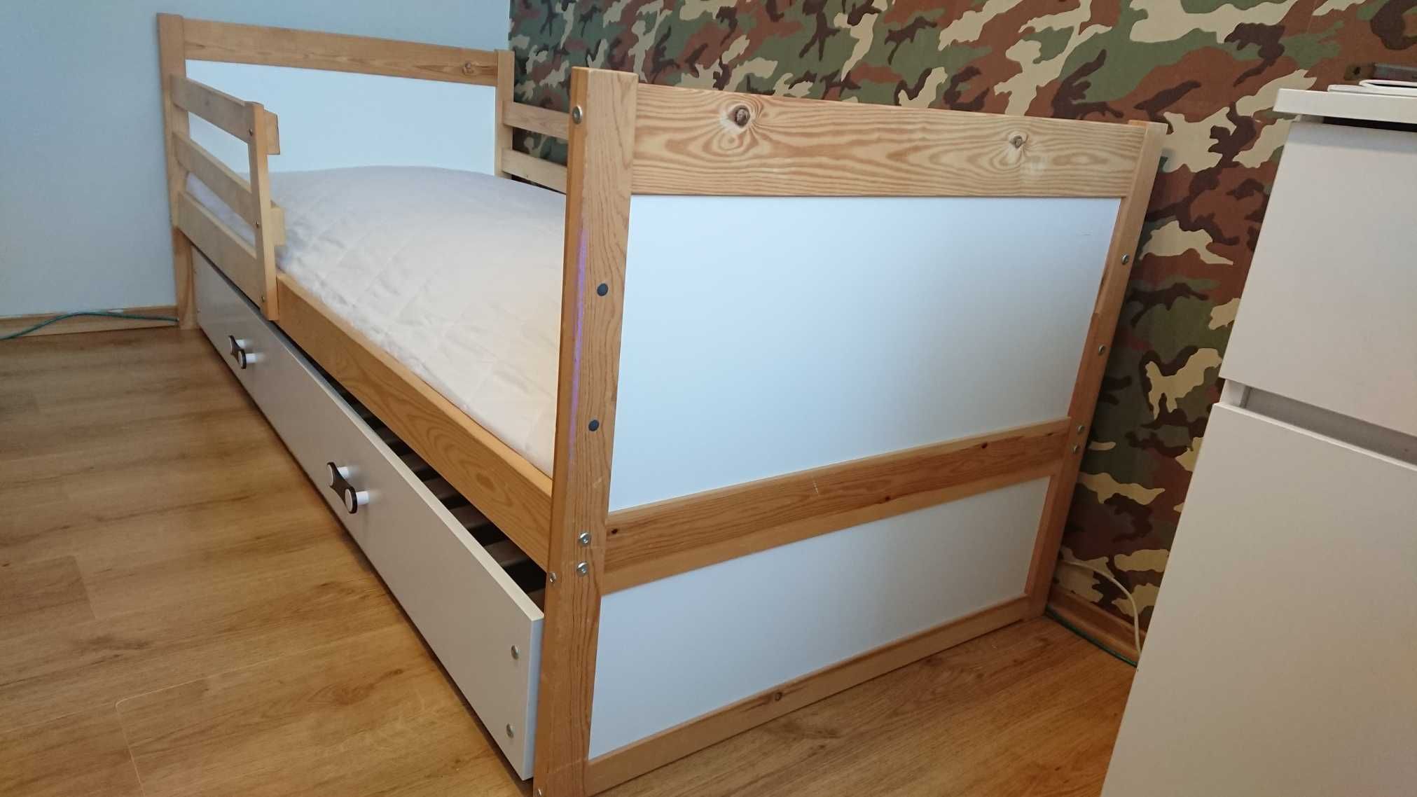 Łóżko piętrowe z wysuwaną, szufladą do spania.