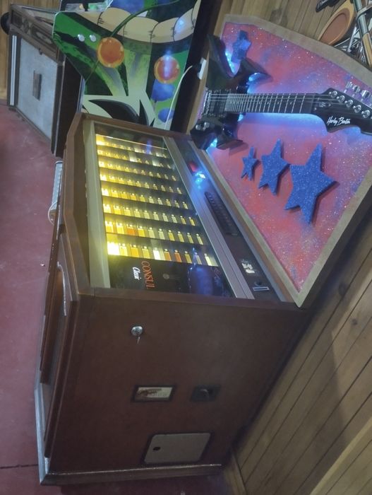 Jukebox de vinil a funcionar perfeitamente.
Tem 80 discos, com 160 mús