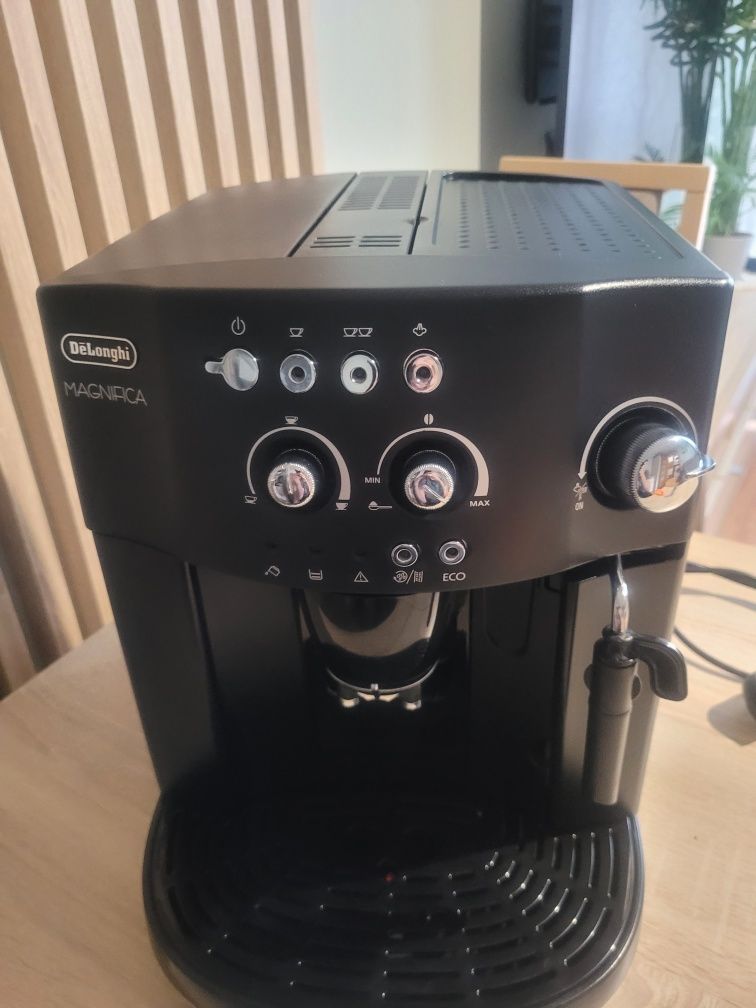 Pancerny Ekspres ciśnieniowy Delonghi ESAM 4200