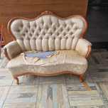 Zabytkowa sofa do renowacji