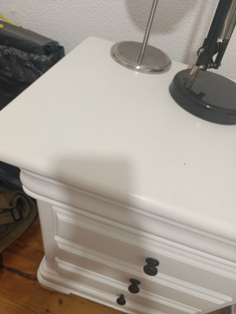 Cómoda em madeira pintada de branco