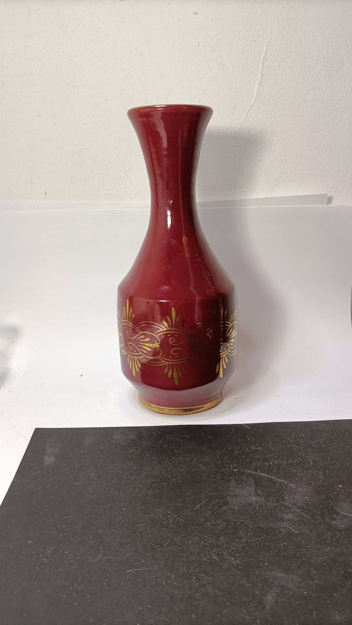 Piękny bordowy wazon ze złoceniem ceramika PRL T9