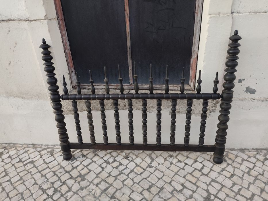 Cabeceira de cama em madeira africana