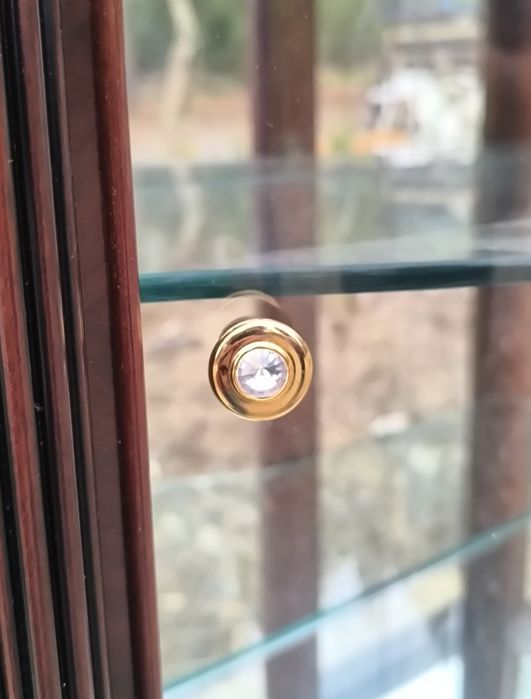 Cristaleira em Mogno Maciço com Portas de Vidro e Iluminação