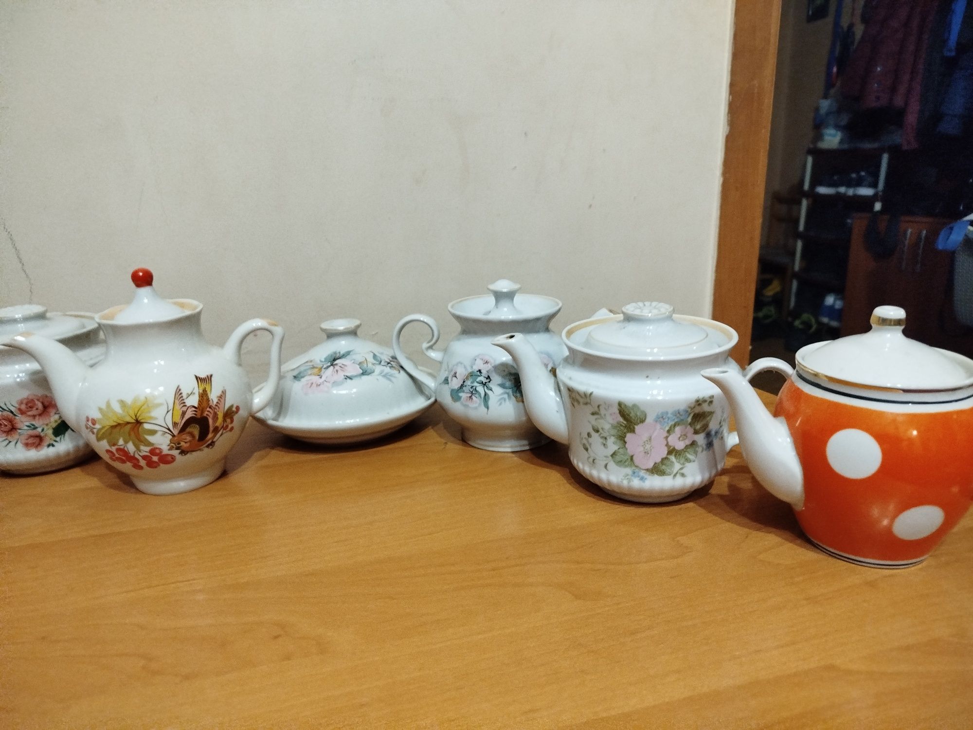 Заварники, сахарницы, маслёнки, молочники и др.