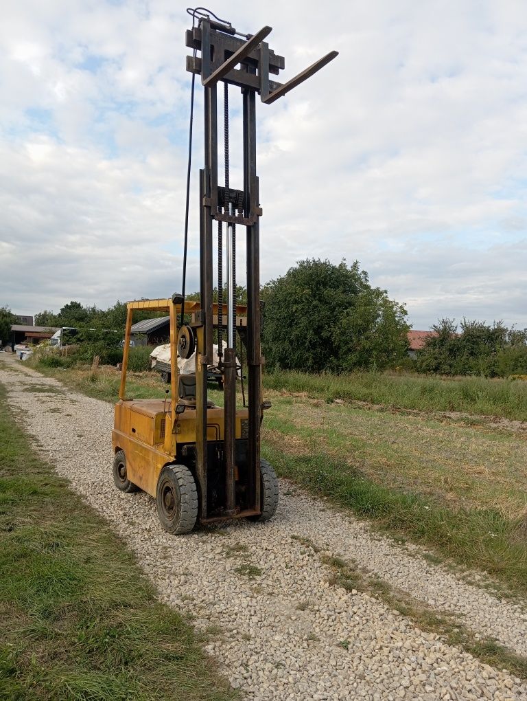 Wózek widłowy na pompowanych kołach