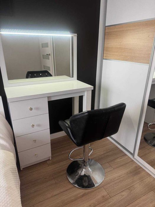 Nowoczesna toaletka z lustrem LED i fotelem używane w dobrym stanie