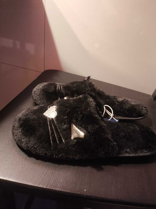 czarne   pantofle.  kotki