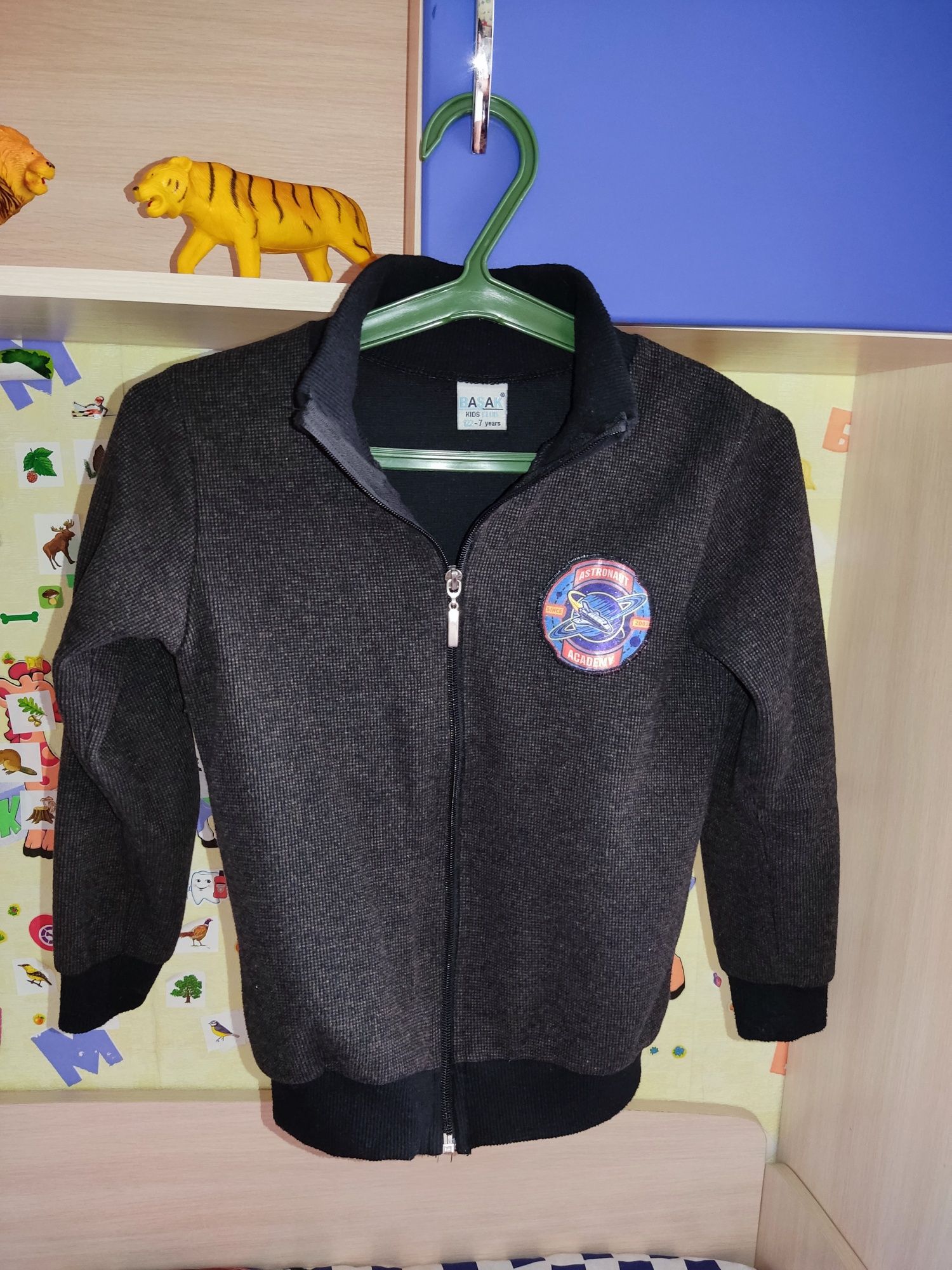 Школьная форма на мальчика 6-7лет,свитер 7-8 лет,кофты