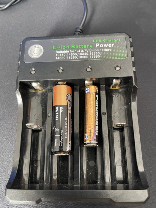 Carregador de Pilhas Recarregáveis