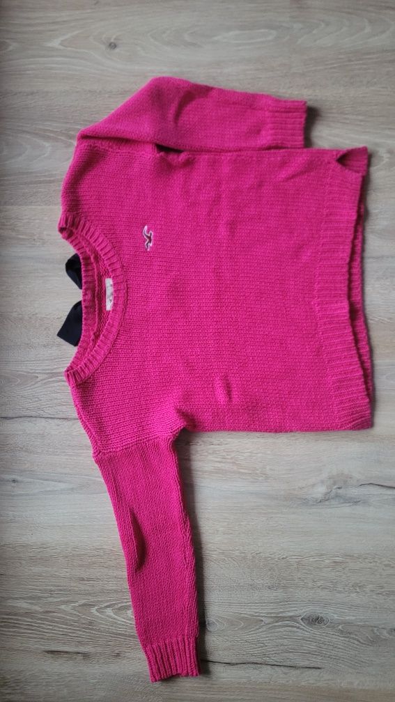 Różowy sweter Hollister z eleganckim wiązaniem na plecach