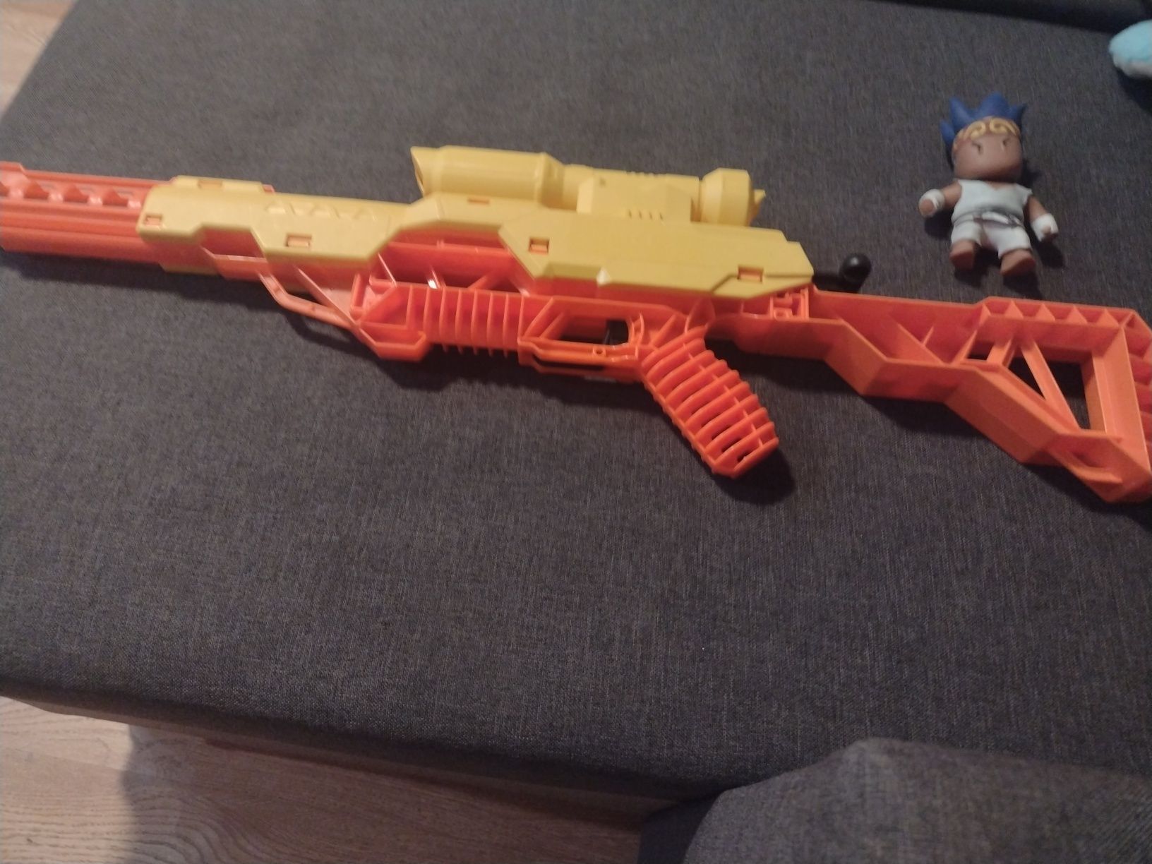Sprzedam pistolet na strzałki NERF razem z figurką Stumble guysaGRATIS