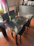 Mesa de jantar com tampo em vidro, equipado com 4 cadeiras