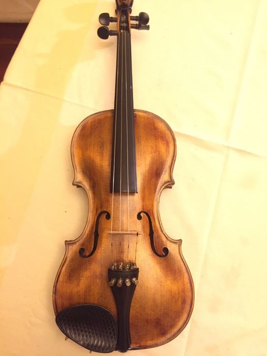 Violino antigo com cabeça personalizada