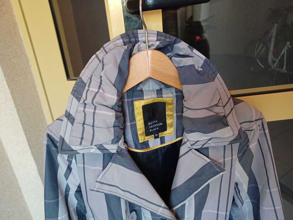Płaszcz wczesnojesienny/wiosenny marki Betty Jackson rozmiar S/M.