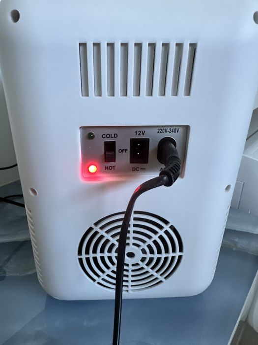 Lodówka na kosmetyki z lustrem led , chłodzi lub grzeje