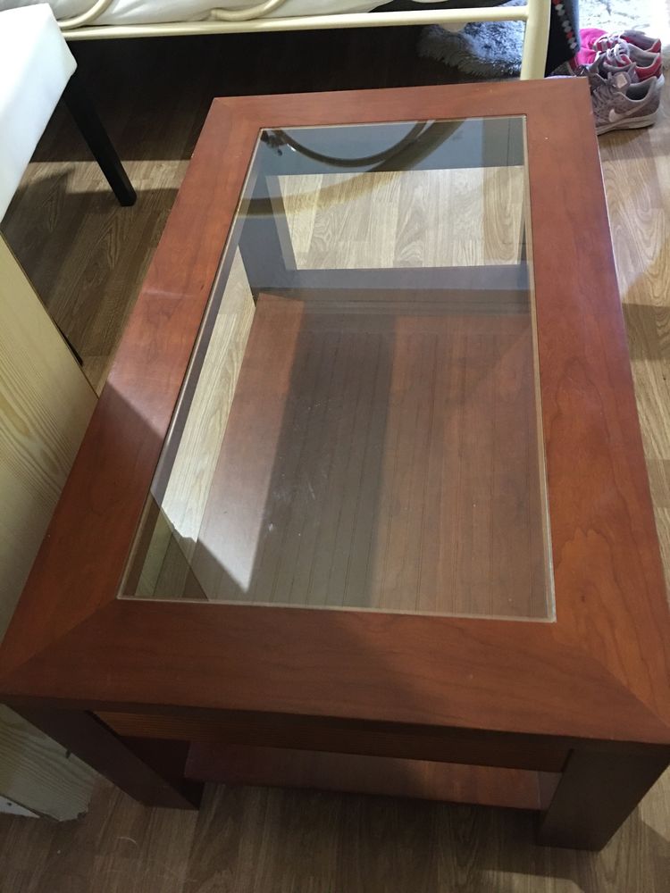 Mesa de madeira com vidro no cetro