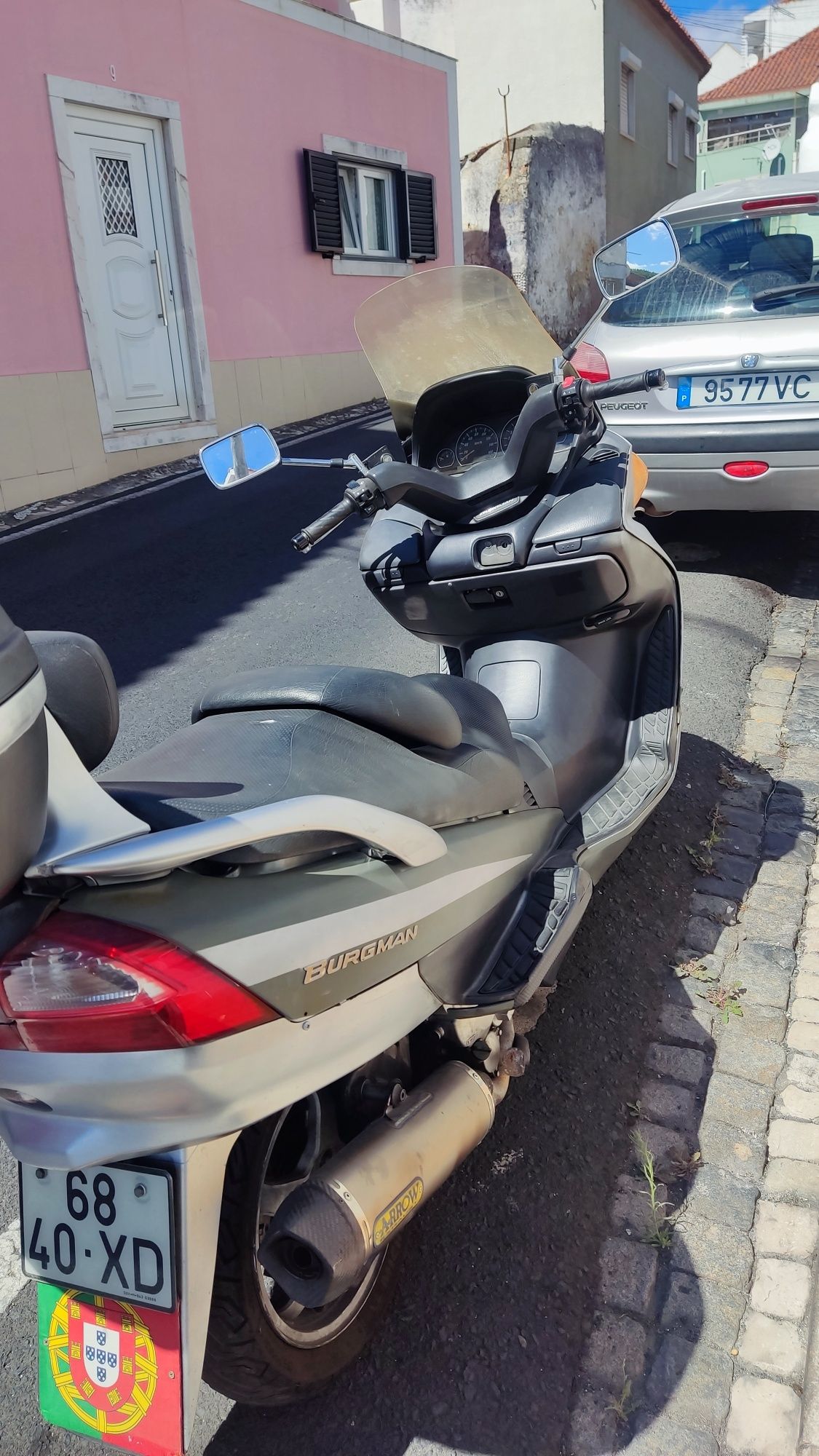 Burgman 400cc 
Mota bem estimada guardada sempre na garagem.
Só pega