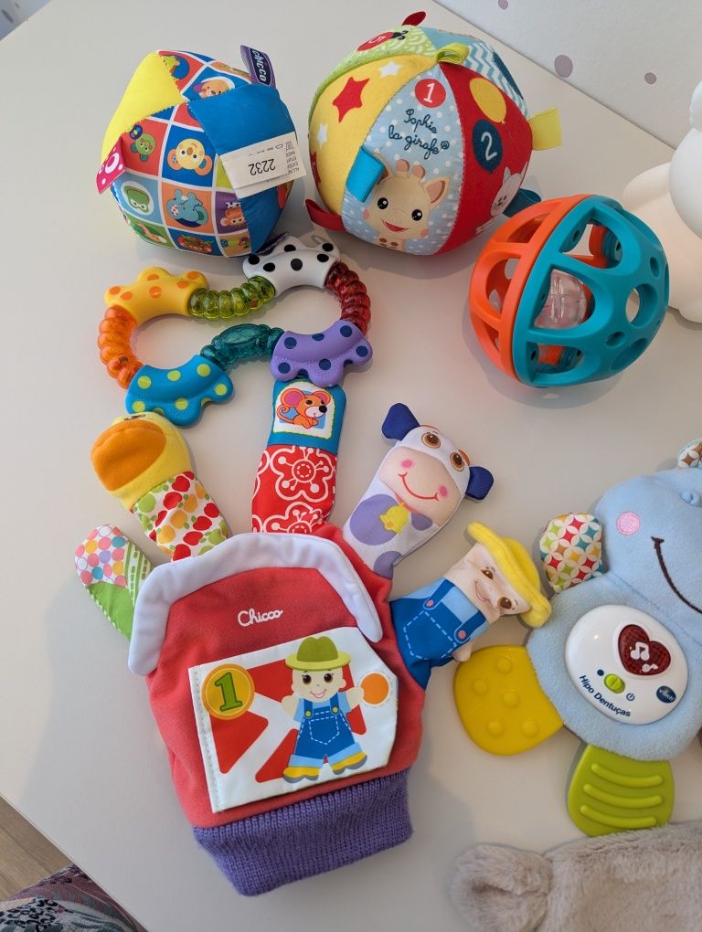 Lote de brinquedos e acessórios para bebé – com luminária, mordedores