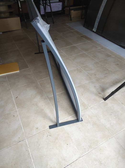 Daszek aluminiowy nad drzwi.