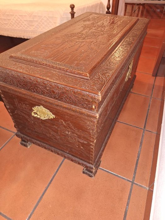 Baú de madeira antigo