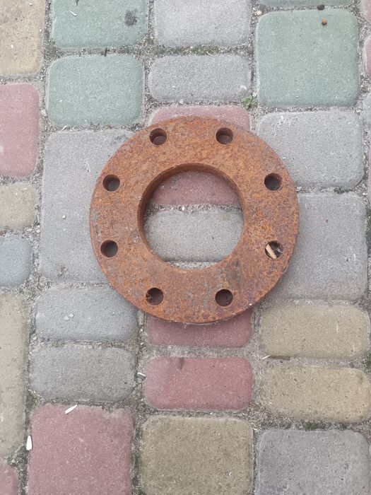 Продам новые фланцы.