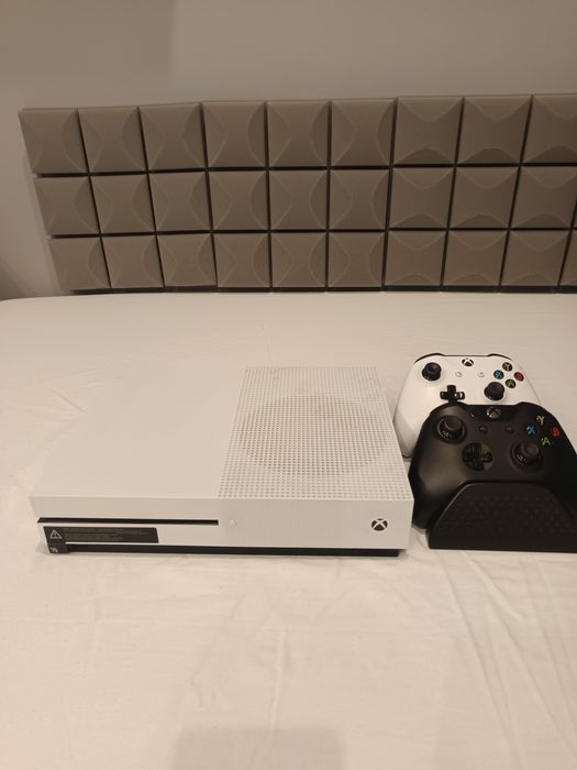 Xbox one S 500GB + 2 pady