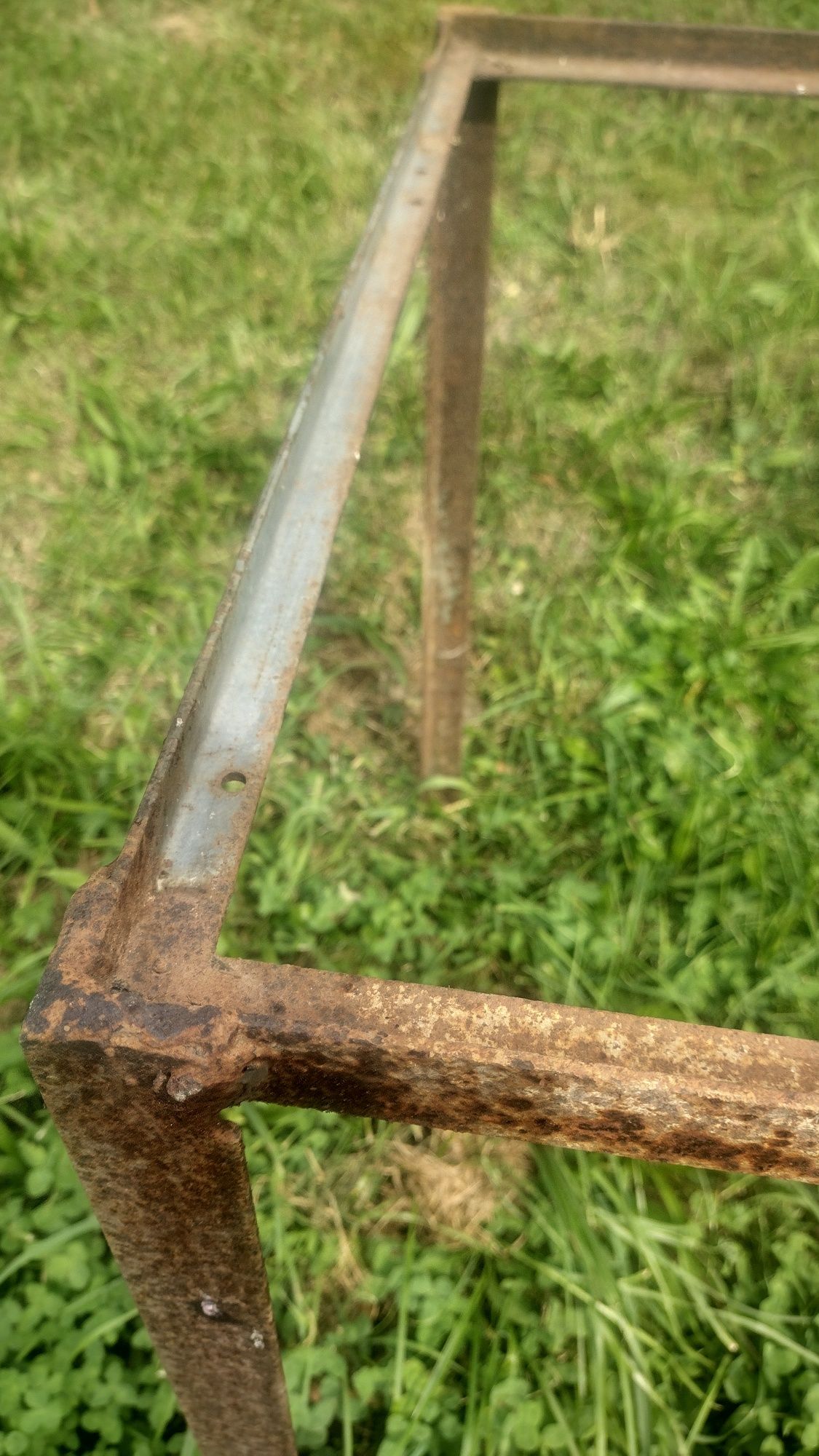 Metalowy stelaż pod stół