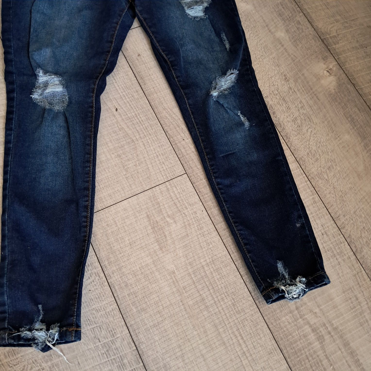 Spodnie jeans boohoo z przetarciami- nowe