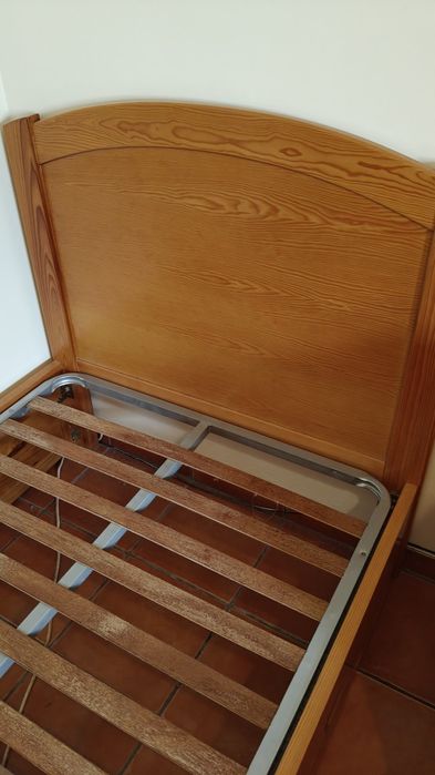 Cama solteiro de madeira