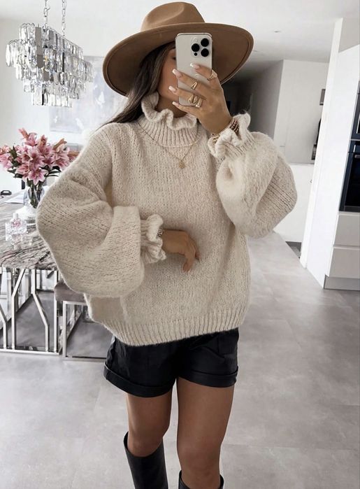 Светр з акцентними деталями