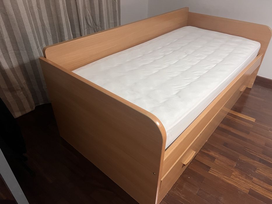 Duas camas com cama auxiliar + colchões incluídos