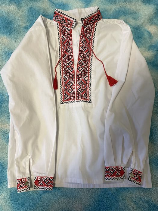 Продається вишиванка,хлопчик одягав 1 раз на свято Вишиванки)