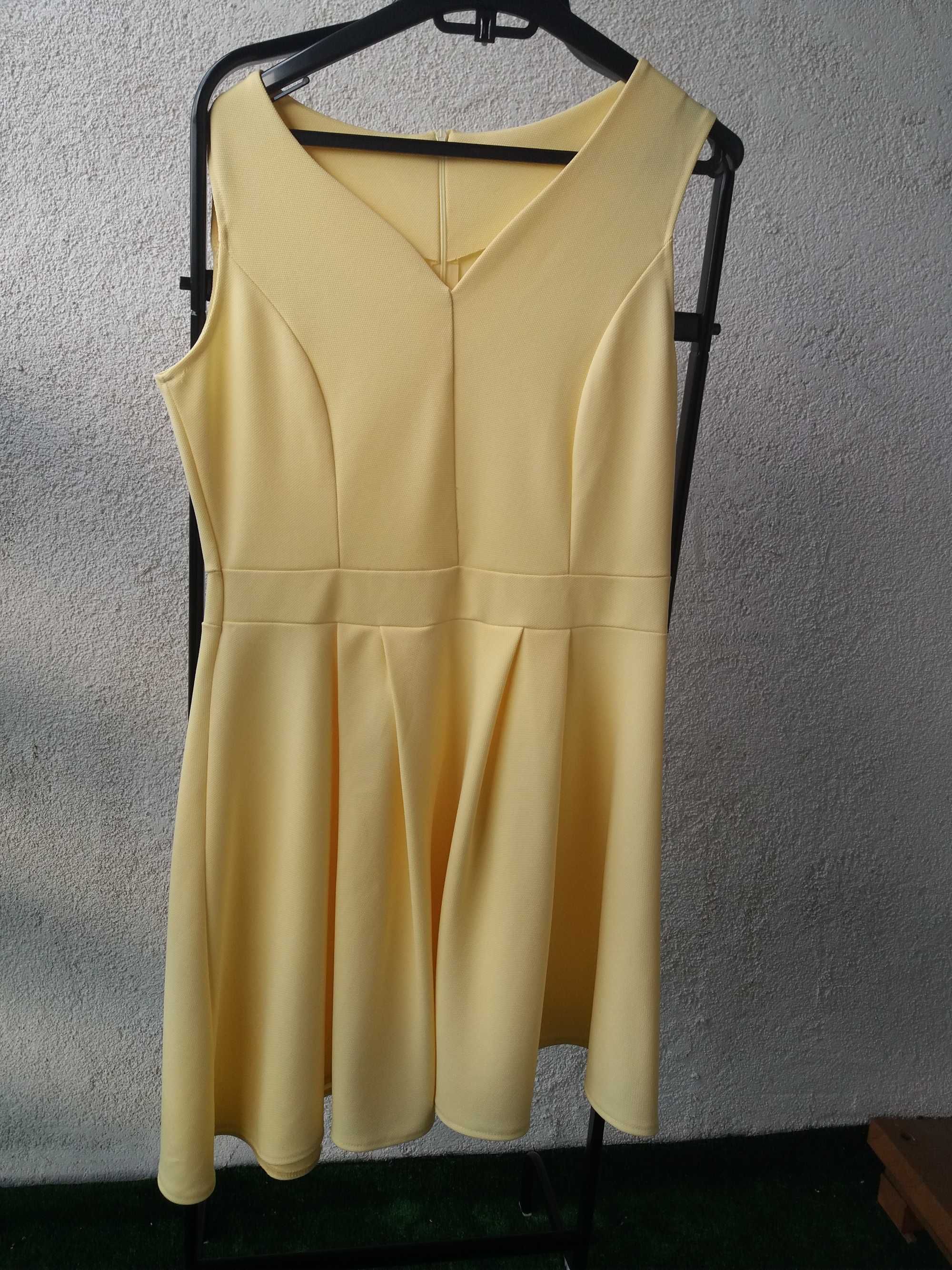 Żółta asymetryczna sukienka z dekoltem V