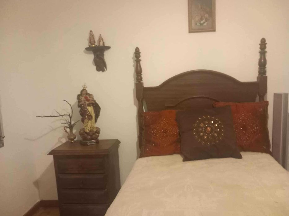 Cama de solteiro com Colchão novo e duas mesinhas de cabeceira