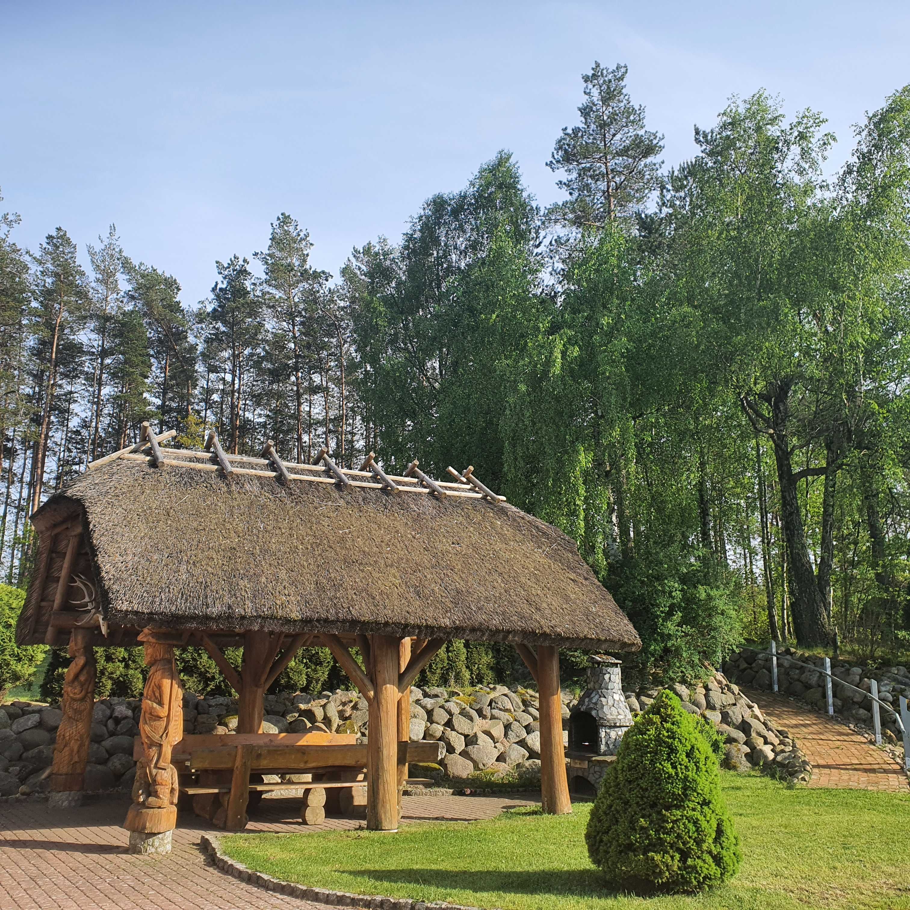 Domek przy jeziorze z kąpieliskiem i pomostami